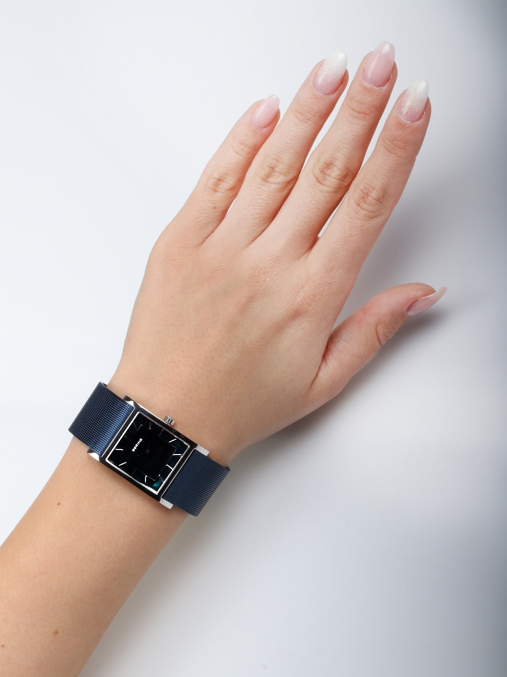 Bering 10426-307-S Classic moteriškas laikrodis 26mm 3 ATM